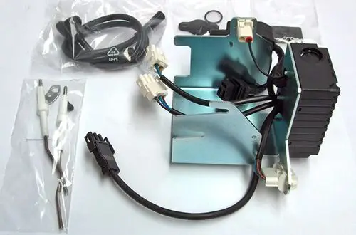 Produktbestandteile eines Umrüstsatzes von Daikin, bestehend aus einem Zündgerät, Kabeln und Steckverbindern, verpackt in mehreren transparenten Tüten.